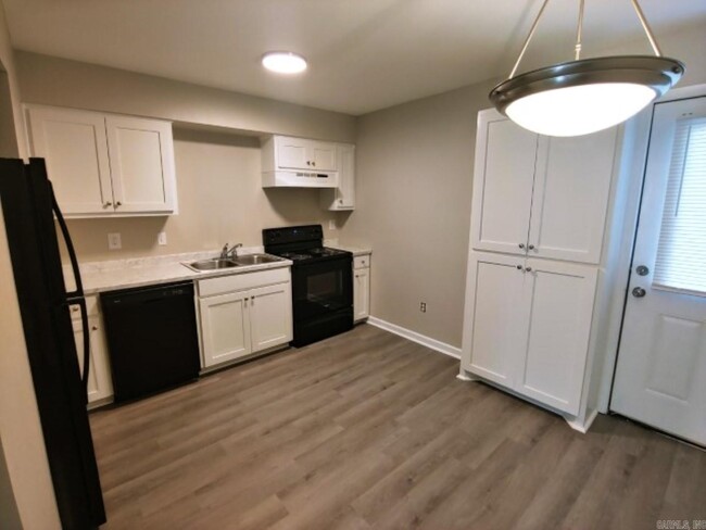 Building Photo - 2200 Fort Roots Dr