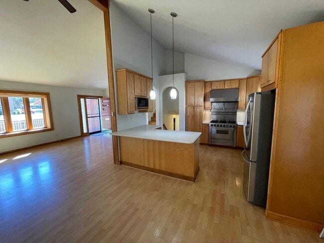 Building Photo - Split Level Home near Willow Lawn