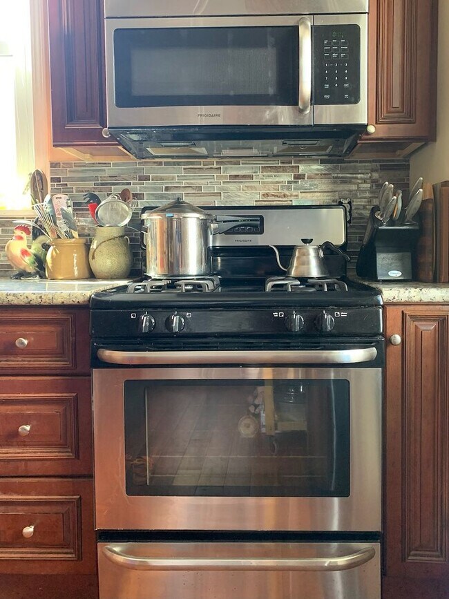 Foto del edificio - 2 Bedroom, 1 Bath Townhome in trendy Bloomfield.  Convenient!