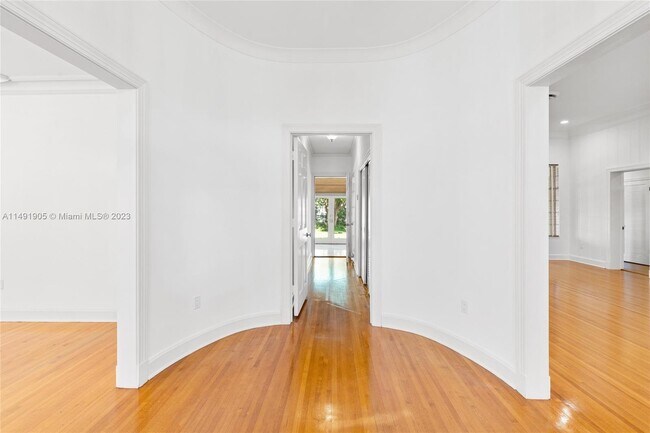 Foto del edificio - 1635 W 27th St