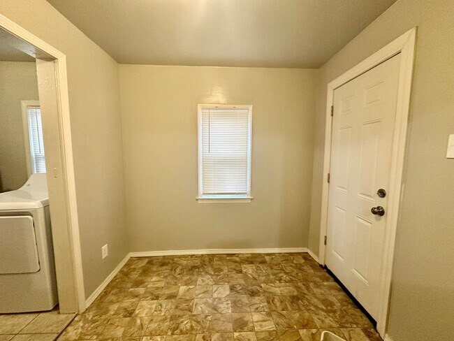 Foto del edificio - Charming 3-Bedroom Bungalow in Warren $1200 a month