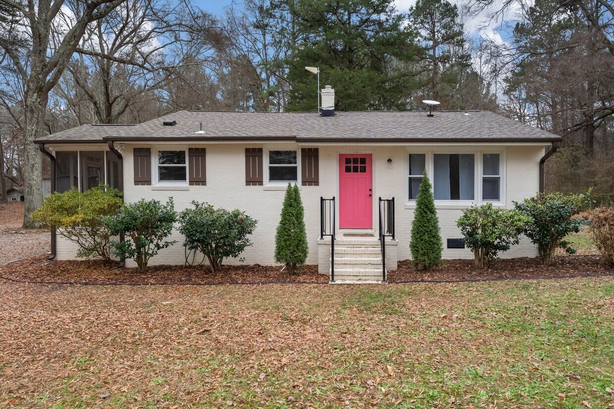 Primary Photo - Renovated 3 bed, 1 bath with screened porc...