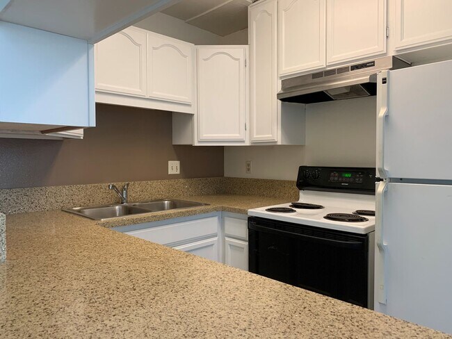 Foto del edificio - Centrally Located UTC Condo for Rent