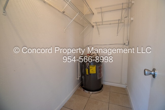Building Photo - Efficiency Apartment with Pool and Laundry...
