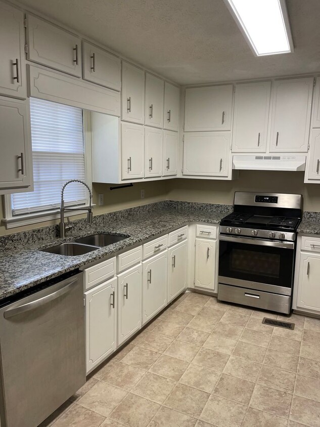 Building Photo - 3bd/2ba Updated Ranch. Close to Everything.