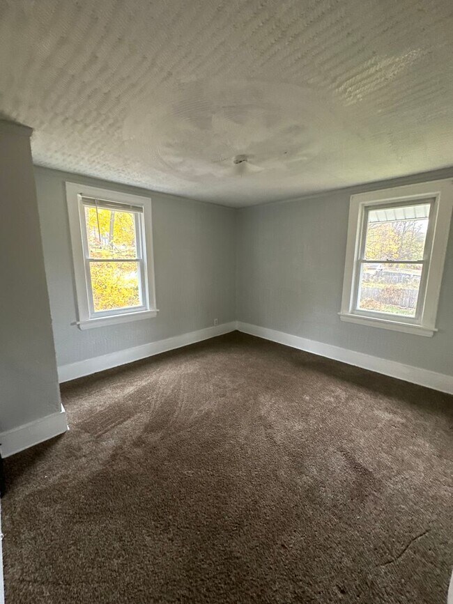 Building Photo - Akron Single