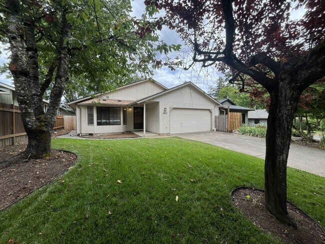Foto del edificio - Comfortable Single-Level Living in Southwest Portland with Vaulted Ceilings, Spacious Backyard & ...