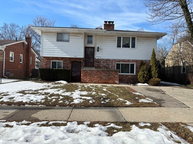 Building Photo - 620 Nahma Ave