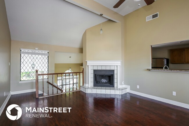 Building Photo - 1725 Medina Dr