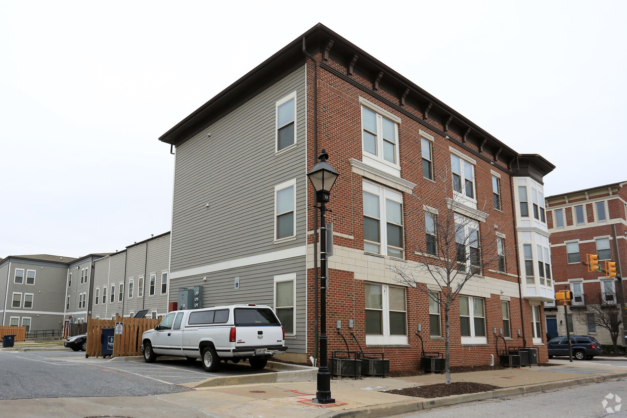 Building Photo - 915 E Lombard St