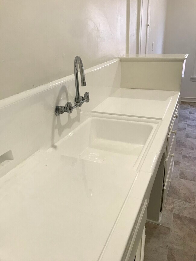 Roomy kitchen - 4156 Rosewood Ave