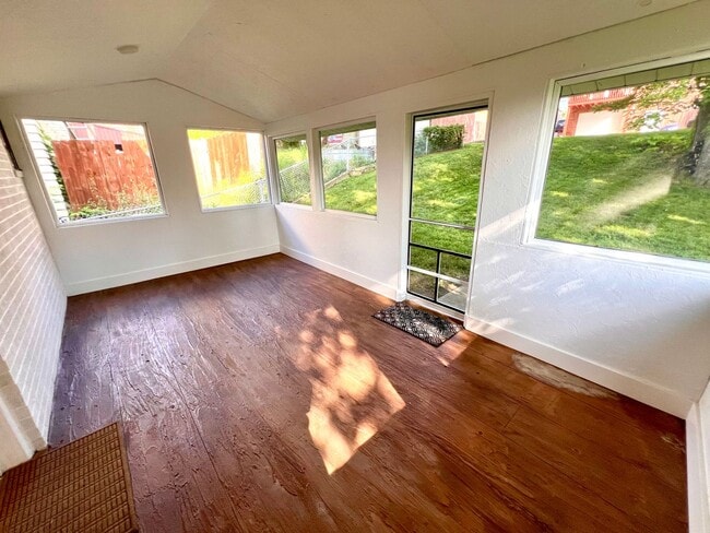 Building Photo - Brentwood - Stunning 3 Bedroom 2 Bathroom ...