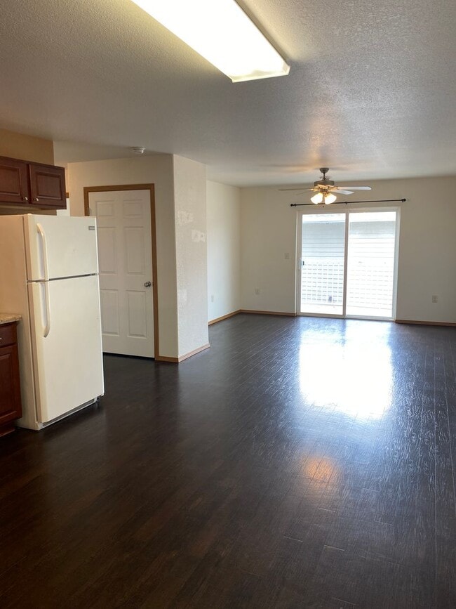 Building Photo - Upper 2 Bed 1 Bath