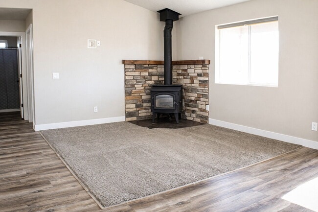 Building Photo - Like-New 3-Bed, 2-Bath Home in Enterprise – Modern, Bright & Move-In Ready!