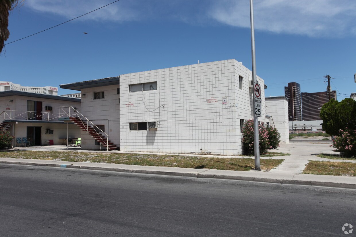 Foto del edificio - French Villa Apartments II