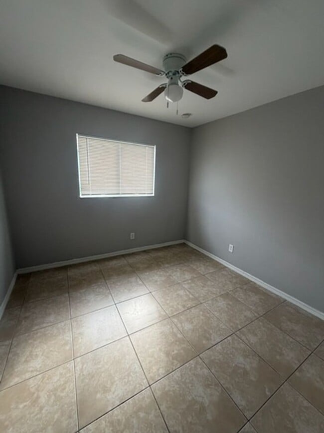 Building Photo - 930 Ainsworth St W