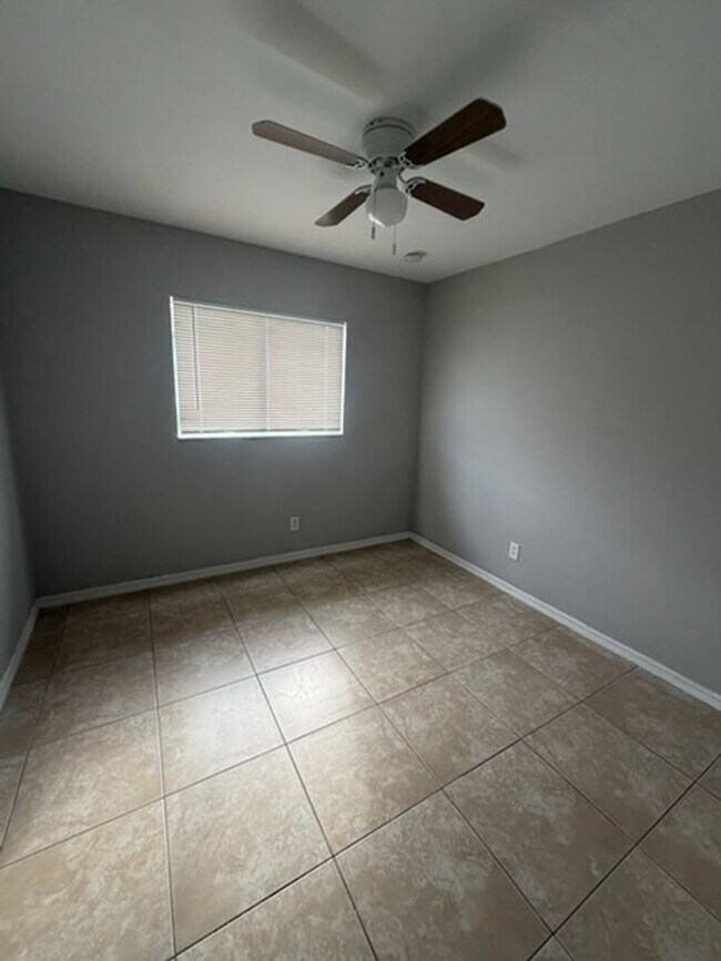 Foto del edificio - 930 Ainsworth St W