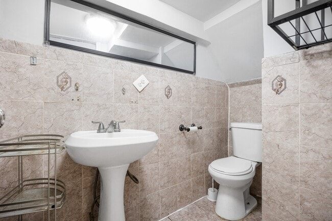 Foto del edificio - 11325 Francis Lewis Blvd