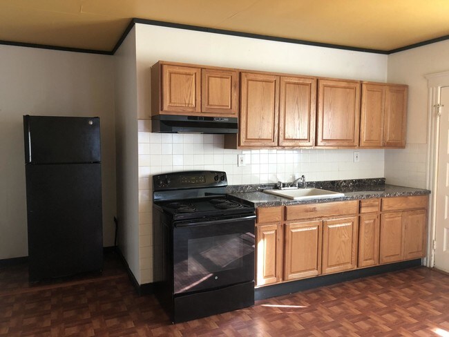 Building Photo - Spacious 2 Bedroom, Deleaded, Available NOW