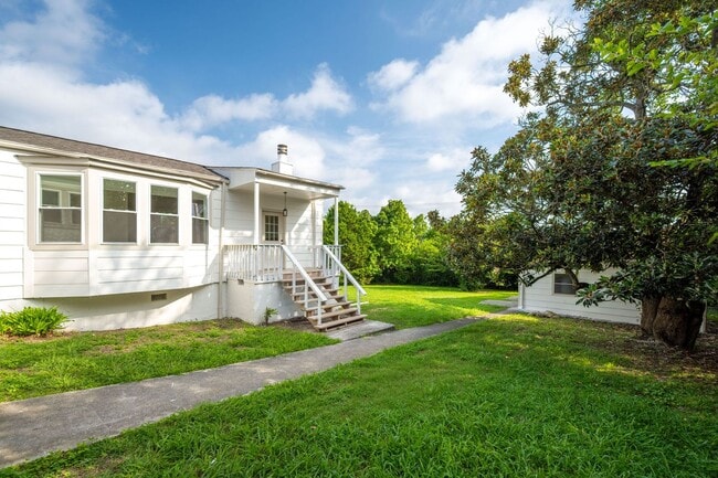 Foto del edificio - Huge 3 Bed/2 Bath Home