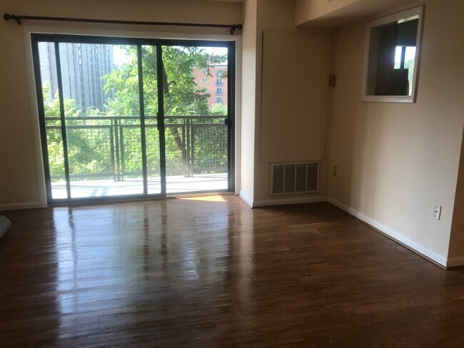 Foto del edificio - 7611 Maple Ave