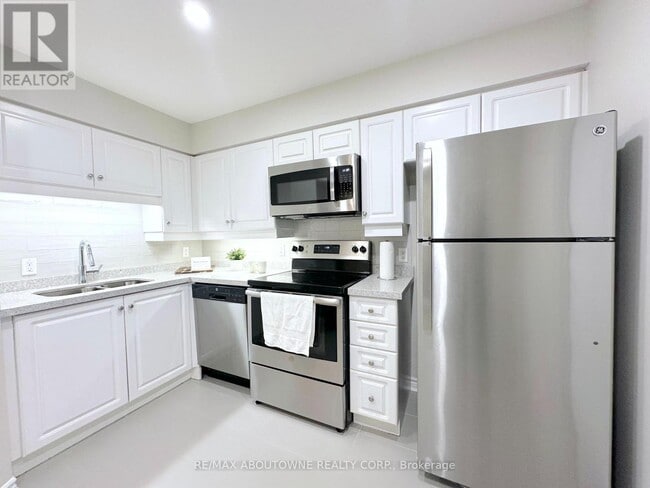 Building Photo - 17 Brookbanks Dr