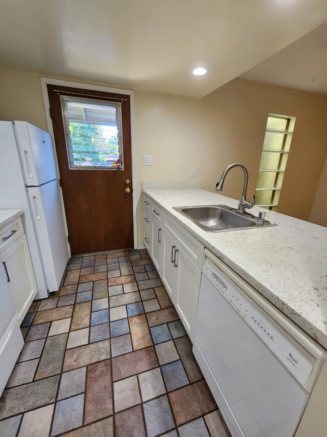 Building Photo - 5458 Roundtree Dr