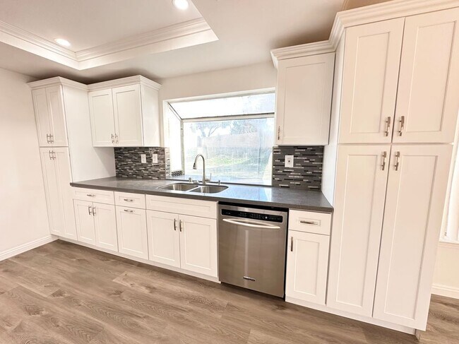 Foto del edificio - 45202 Pickford Ave