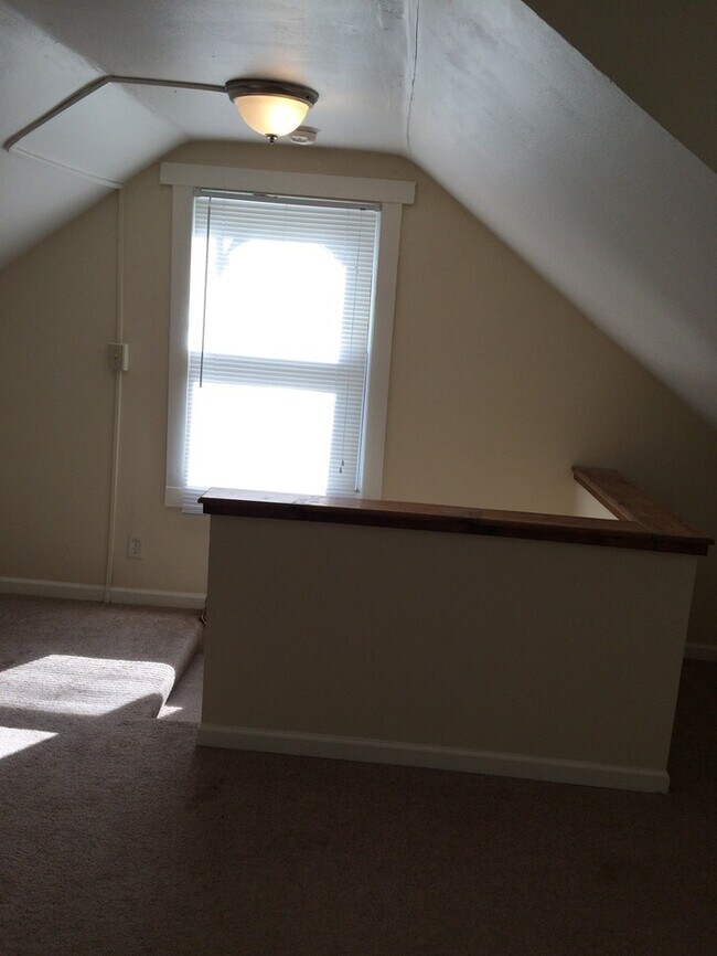 Building Photo - Cute 2 Bedroom 2 Bath by KU Med
