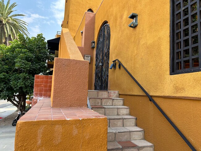 Foto del edificio - 828 N Hudson Ave
