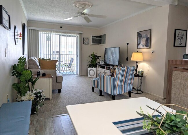 Building Photo - 2321 Sunset Dr