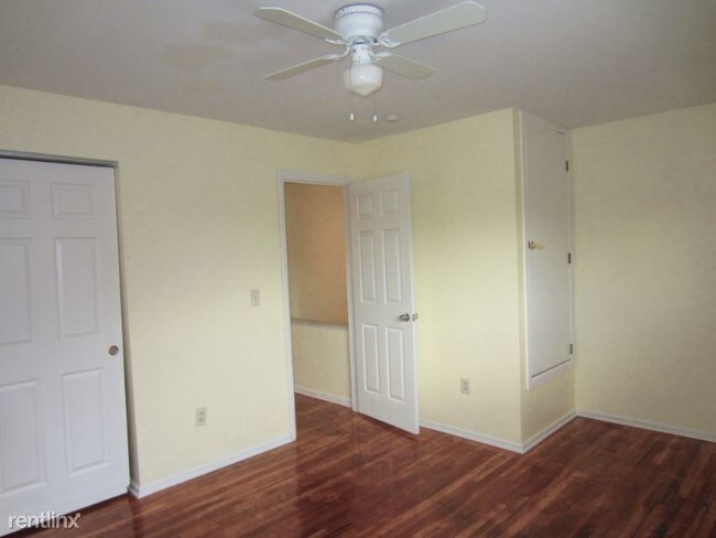 Building Photo - 2 br, 1 bath Townhome - 5625 Ironwood Ct.