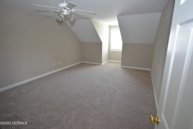 Building Photo - 522 Village Green Dr