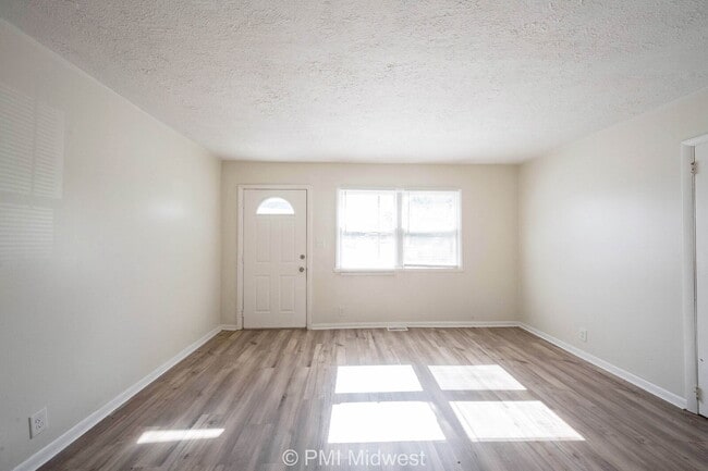 Photo - "Charming 2-Bed Duplex Retreat in Indianapolis - Cozy 728 Sq Ft Gem!" Apartment