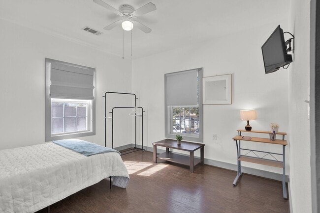Foto del edificio - 240 N York St