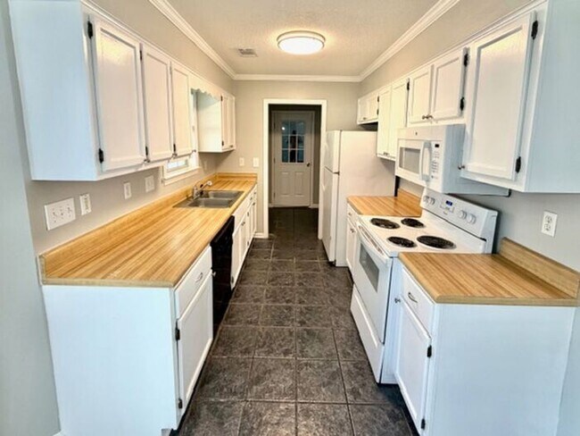 Foto del edificio - Available Now 5 Bedroom 2 Bath Home In Memphis