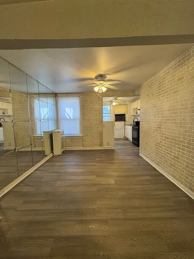 Foto del edificio - 1142 E Woodlawn St