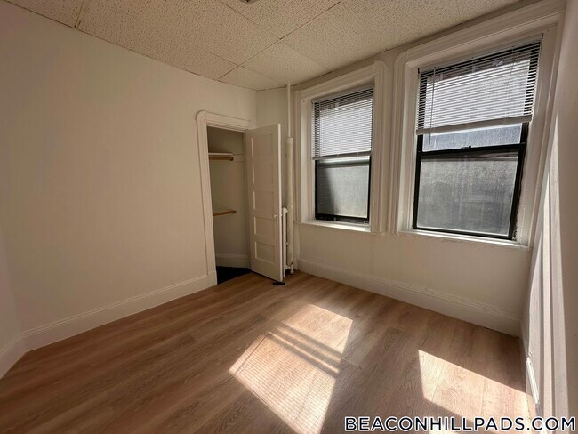 Building Photo - 24 Phillips St