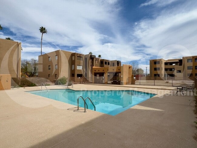 Building Photo - 1810 E Blacklidge Dr