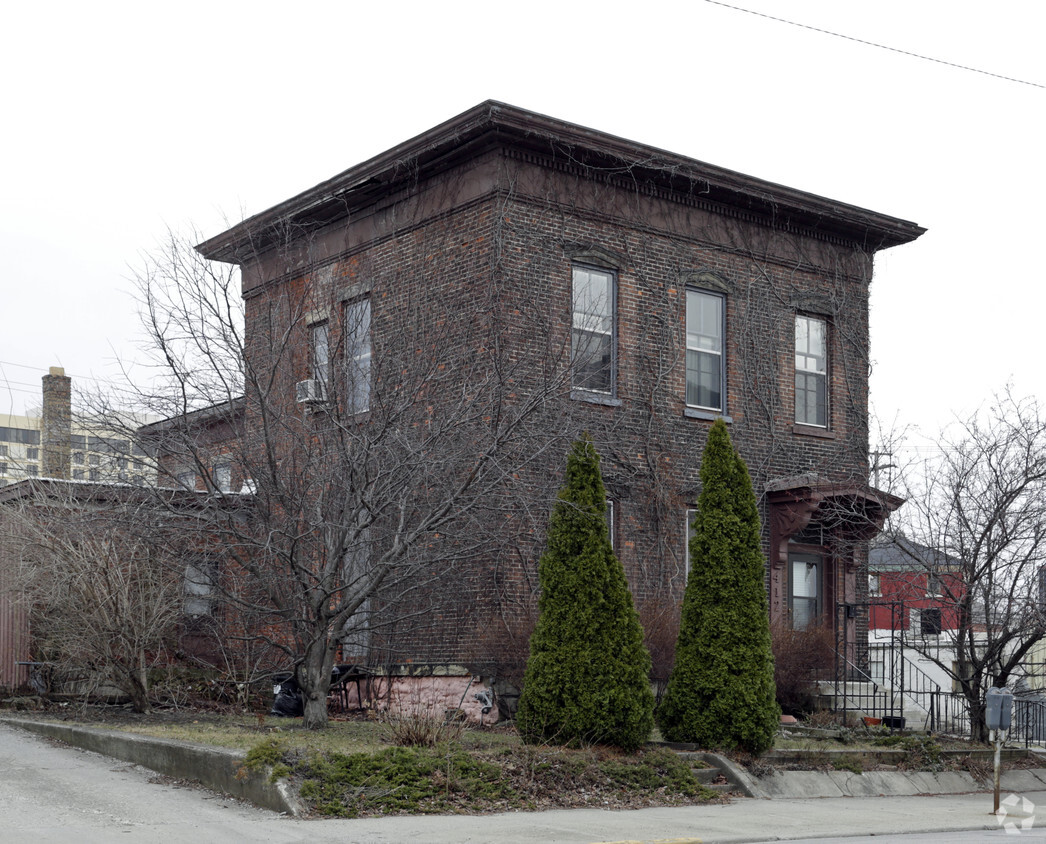 Building Photo - 412 E Berry St