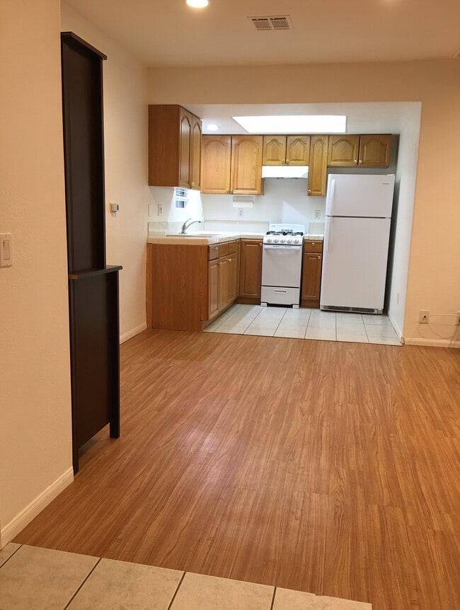 Dining area - 16127 Rayen St
