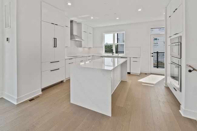 Building Photo - 5353 Zenith Overlook