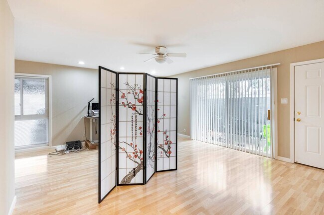 Foto del edificio - 5488 Roundtree Dr