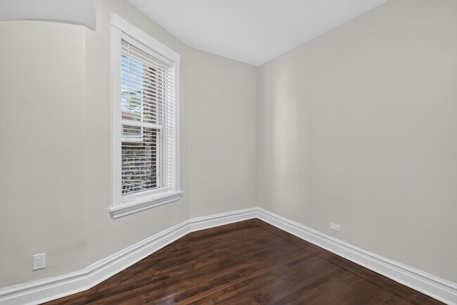 Foto del edificio - 3023 W Wellington Ave