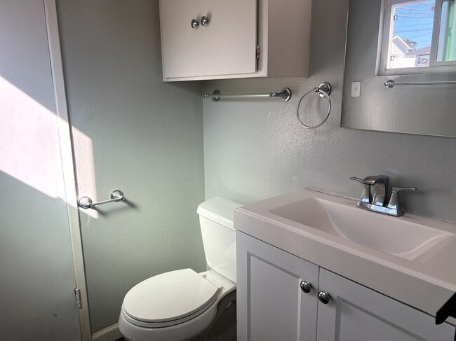 Building Photo - 2000 Carnegie Ln