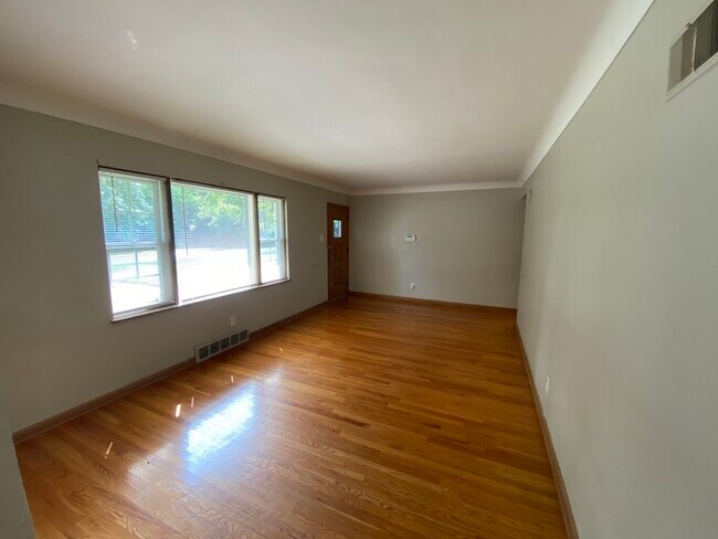 Building Photo - large Home 3 bed 1.5 bath