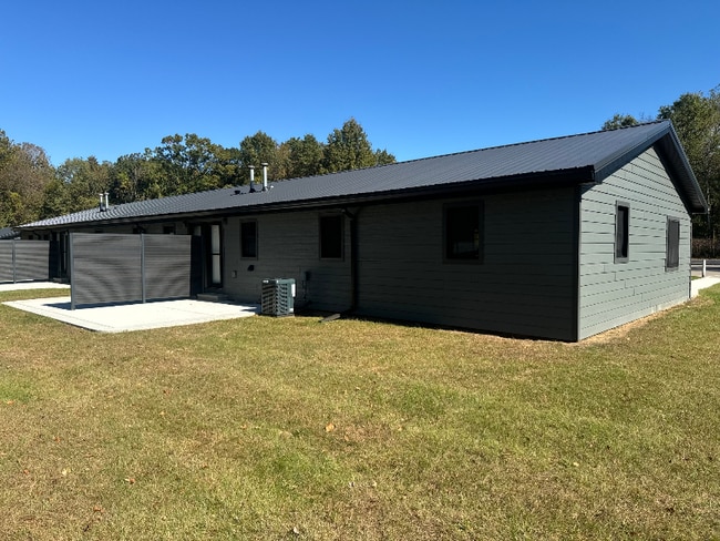Building Photo - 41000 Harris Rd
