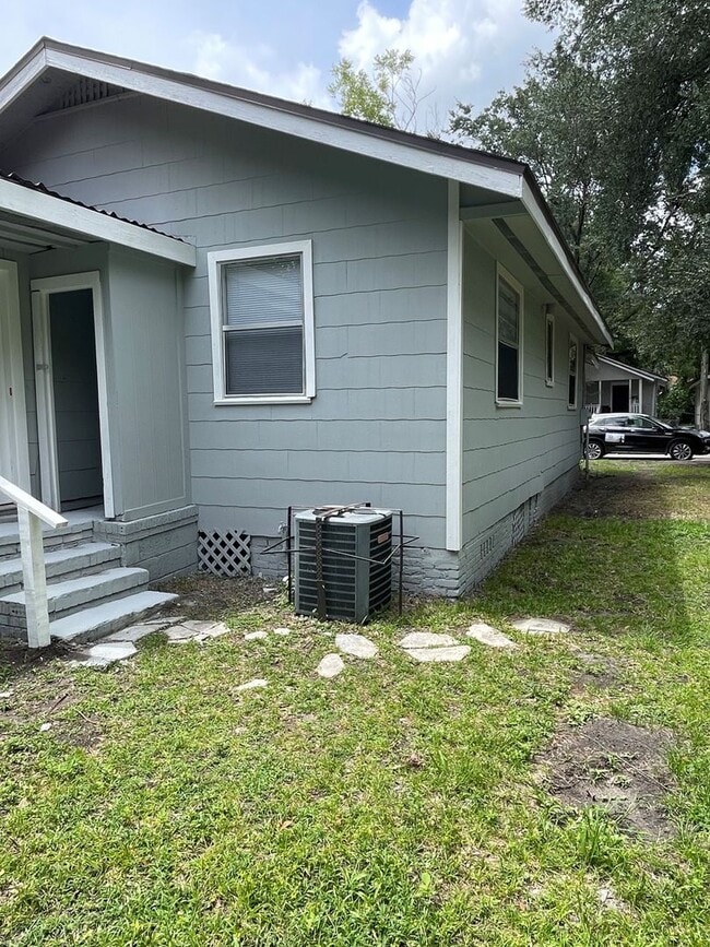Building Photo - Summer Move In!