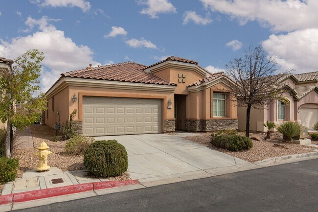 Building Photo - Single story in SW gated community with pool and spa