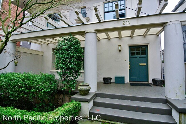 Building Photo - 5 br, 3.5 bath House - 211 W Comstock Street